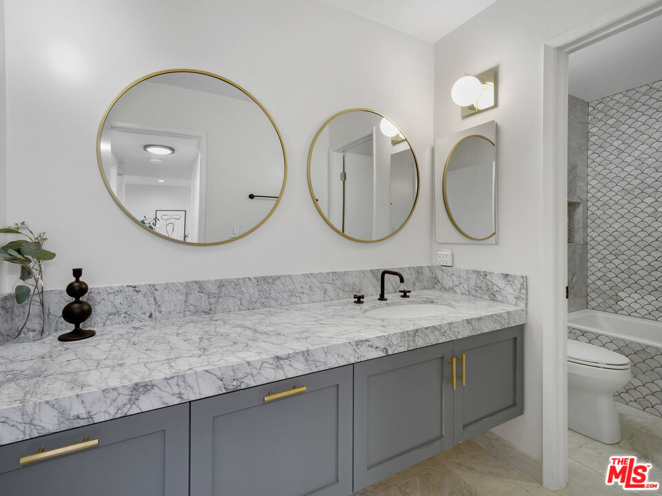 1134 Alta Loma Rd Unit: 203