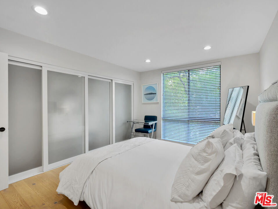1134 Alta Loma Rd Unit: 203