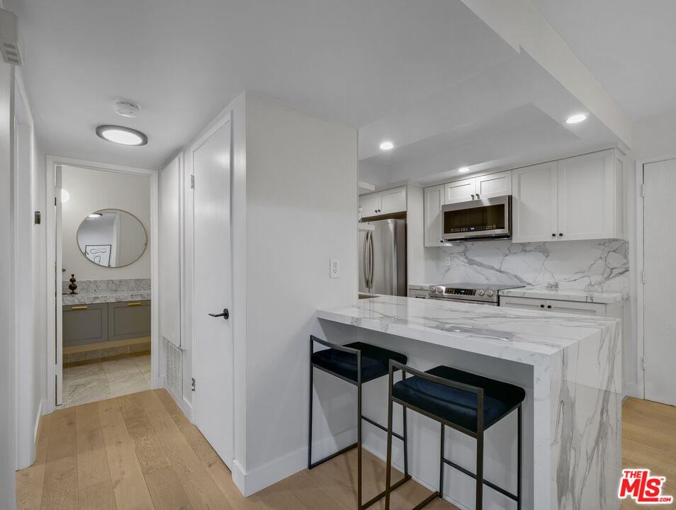 1134 Alta Loma Rd Unit: 203