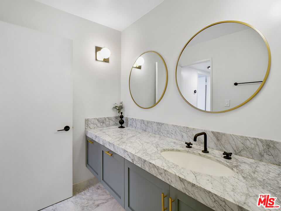 1134 Alta Loma Rd Unit: 203