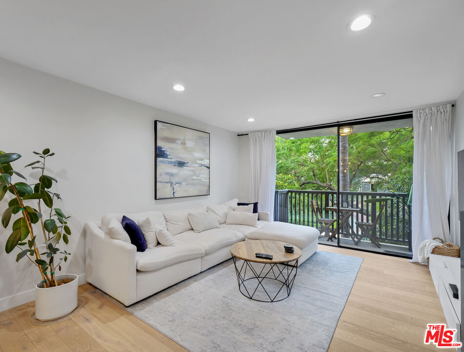 1134 Alta Loma Rd Unit: 203