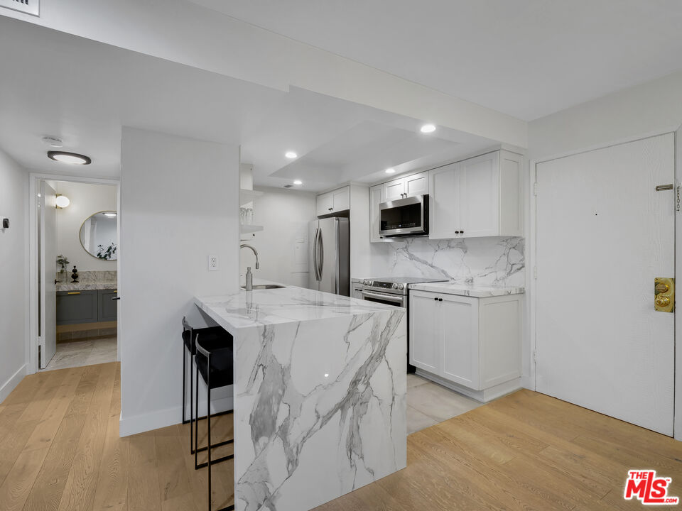 1134 Alta Loma Rd Unit: 203