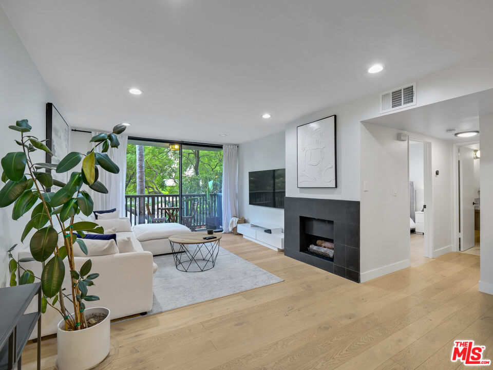 1134 Alta Loma Rd Unit: 203