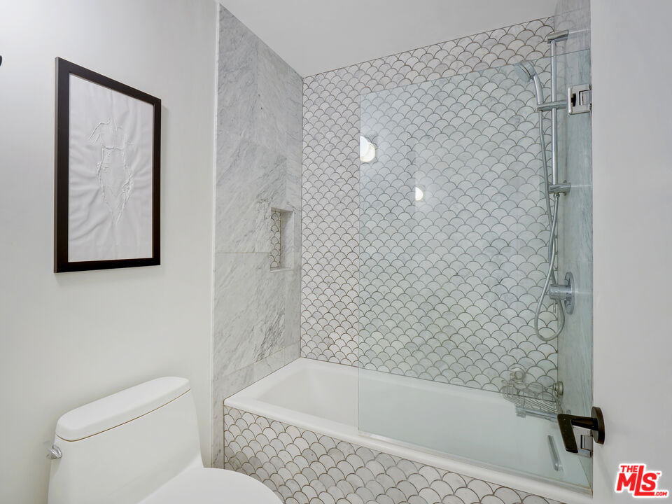 1134 Alta Loma Rd Unit: 203