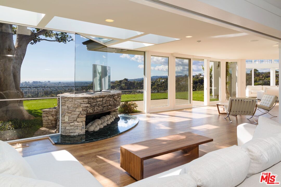 1174 N Hillcrest Rd, Beverly Hills