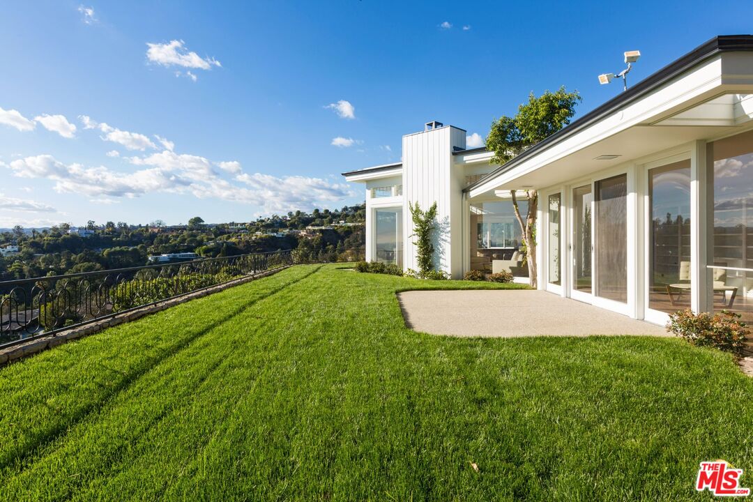 1174 N Hillcrest Rd, Beverly Hills