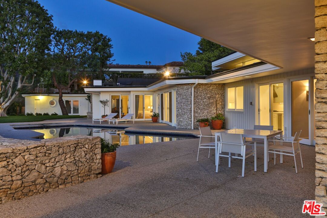 1174 N Hillcrest Rd, Beverly Hills