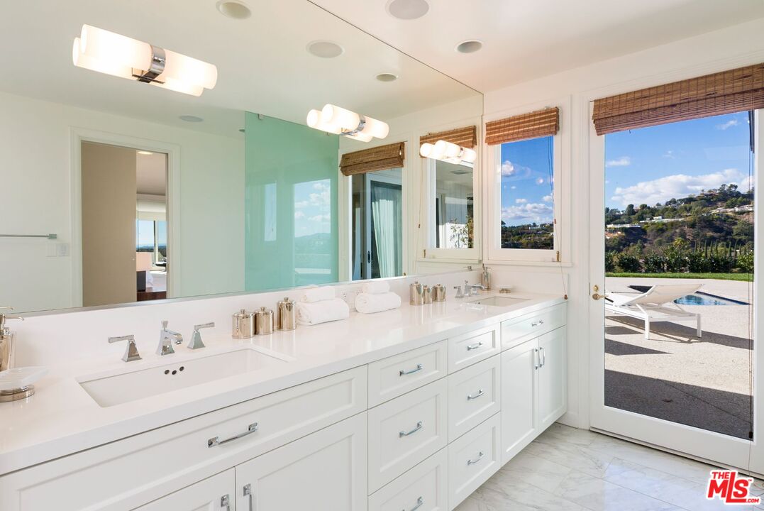 1174 N Hillcrest Rd, Beverly Hills