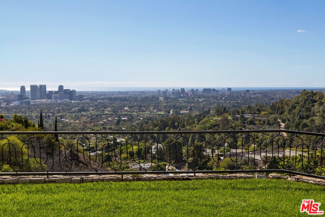 1174 N Hillcrest Rd, Beverly Hills