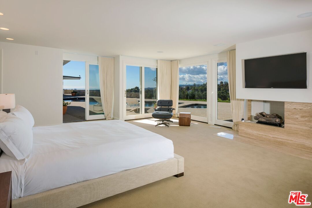 1174 N Hillcrest Rd, Beverly Hills