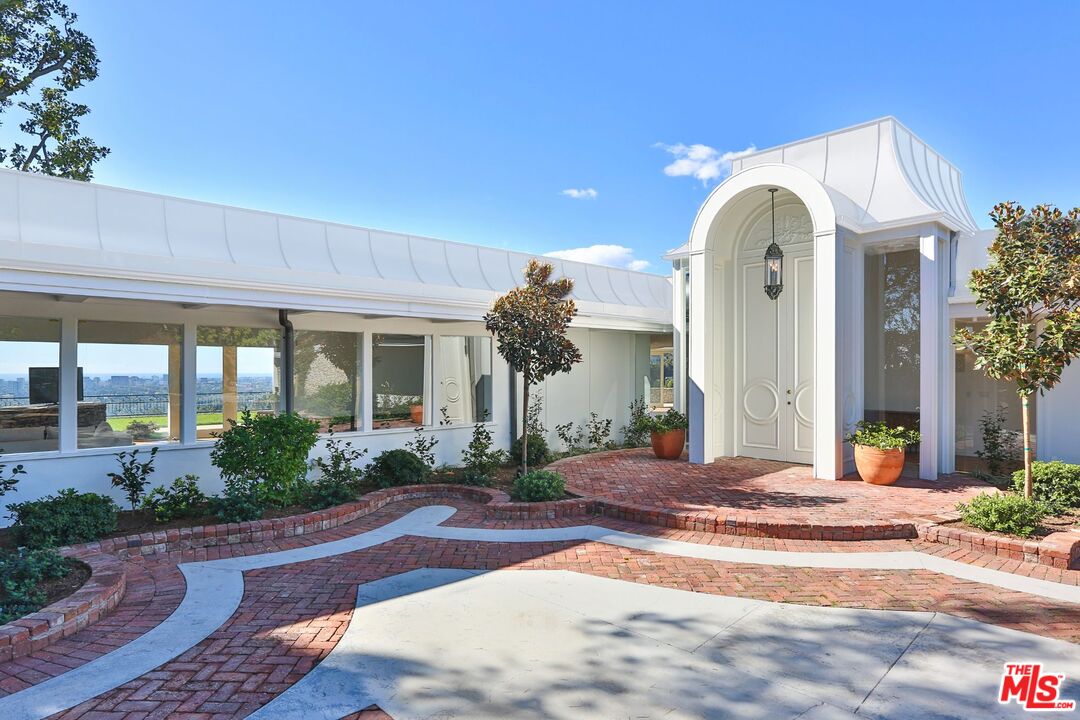 1174 N Hillcrest Rd, Beverly Hills