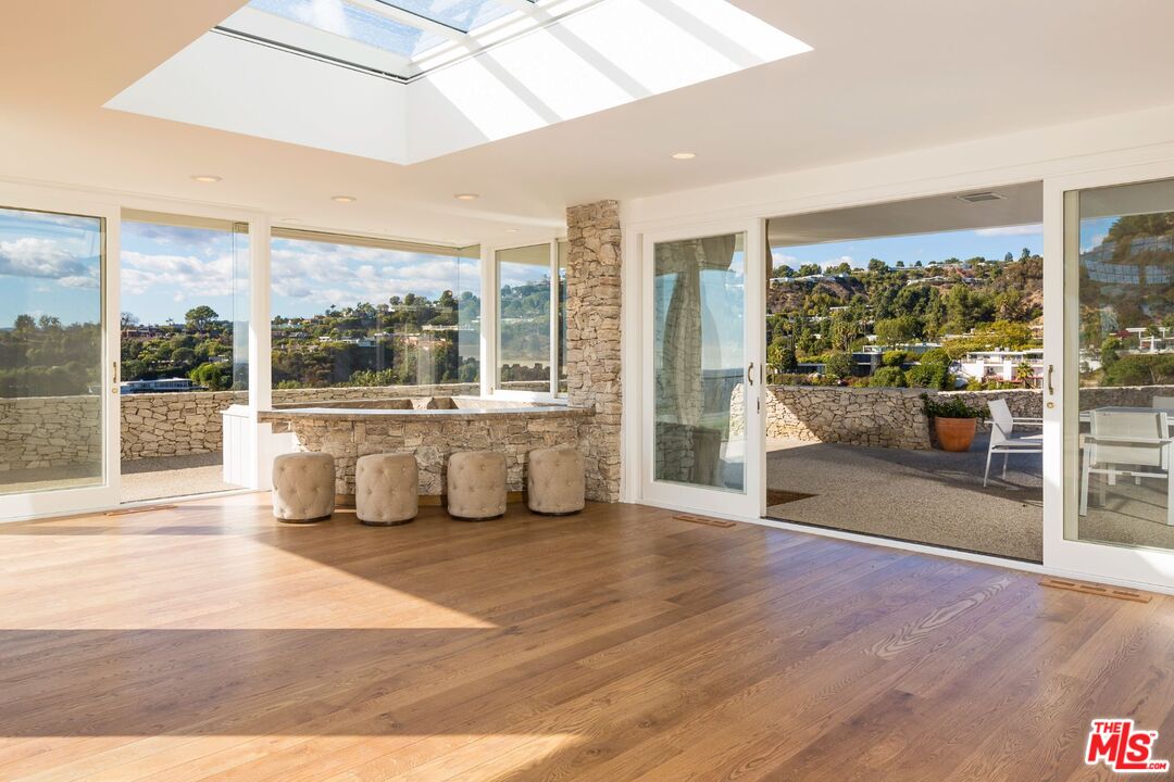 1174 N Hillcrest Rd, Beverly Hills