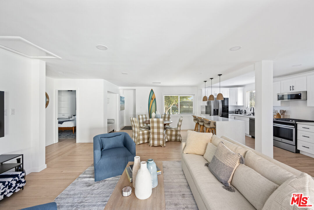 11333 Braddock Dr, Culver City