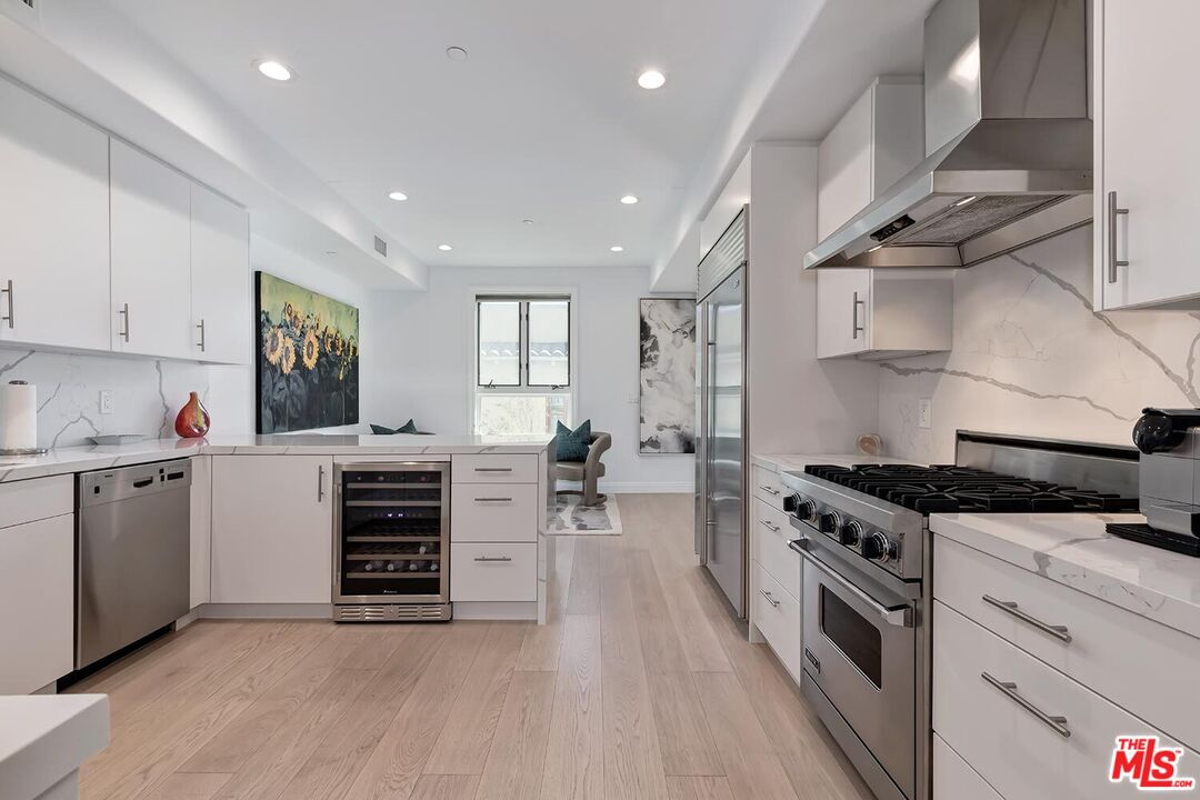 132 S Crescent Dr Unit: 301, Beverly Hills