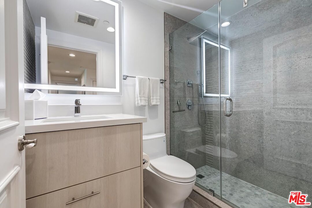 132 S Crescent Dr Unit: 301, Beverly Hills