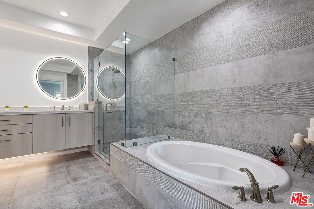 132 S Crescent Dr Unit: 301, Beverly Hills