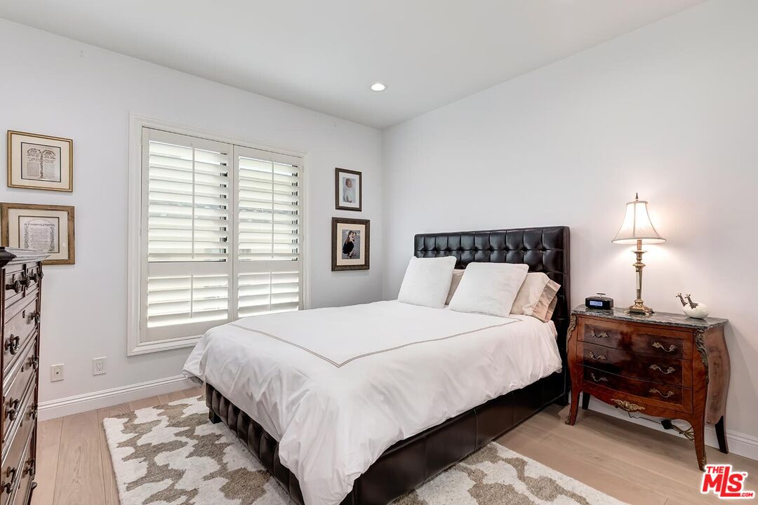 132 S Crescent Dr Unit: 301, Beverly Hills
