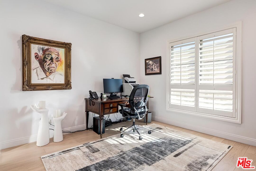 132 S Crescent Dr Unit: 301, Beverly Hills
