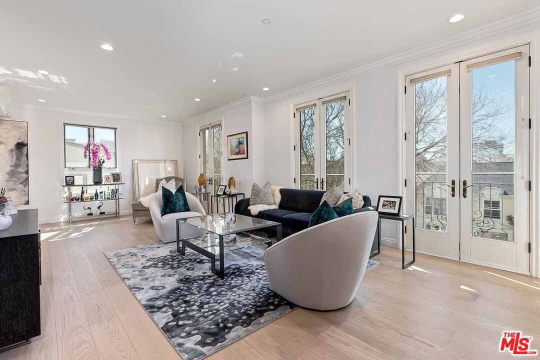 132 S Crescent Dr Unit: 301, Beverly Hills
