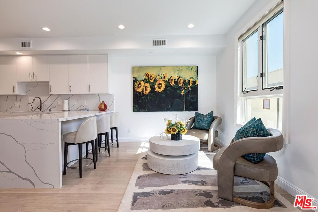 132 S Crescent Dr Unit: 301, Beverly Hills