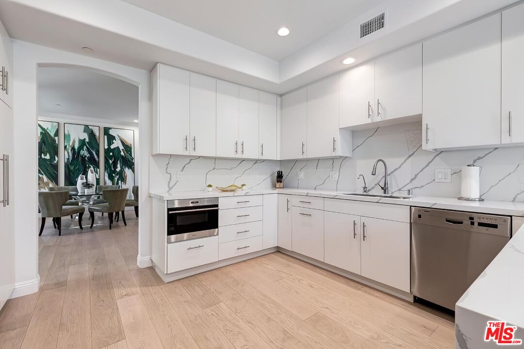 132 S Crescent Dr Unit: 301, Beverly Hills