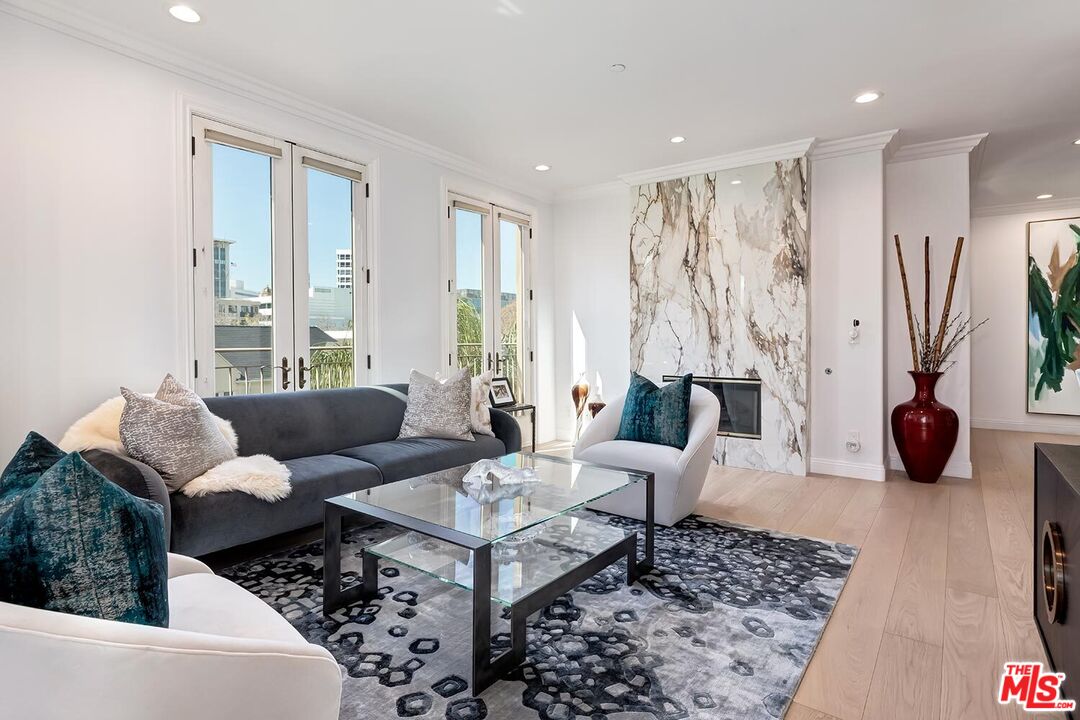 132 S Crescent Dr Unit: 301, Beverly Hills