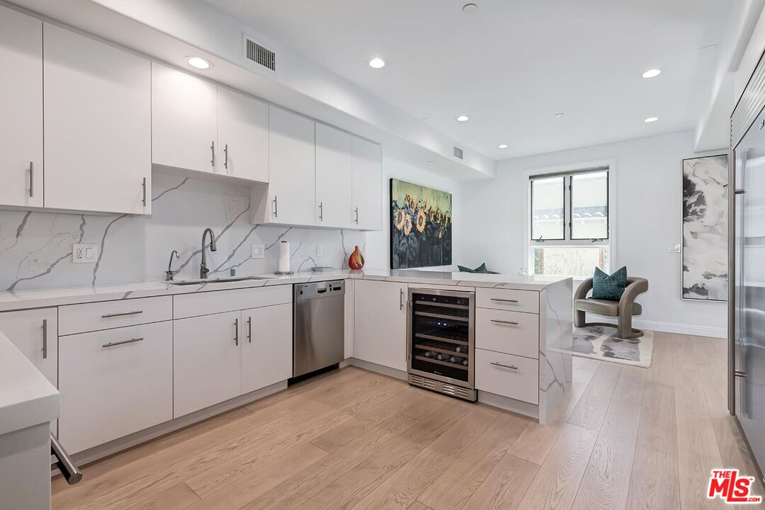 132 S Crescent Dr Unit: 301, Beverly Hills