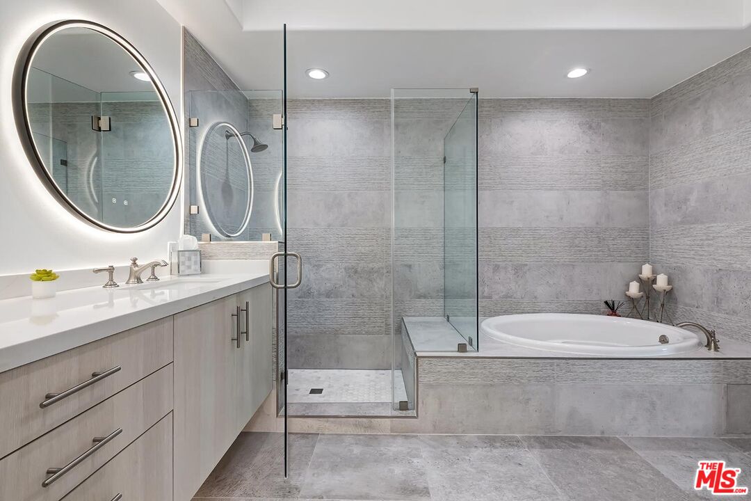 132 S Crescent Dr Unit: 301, Beverly Hills