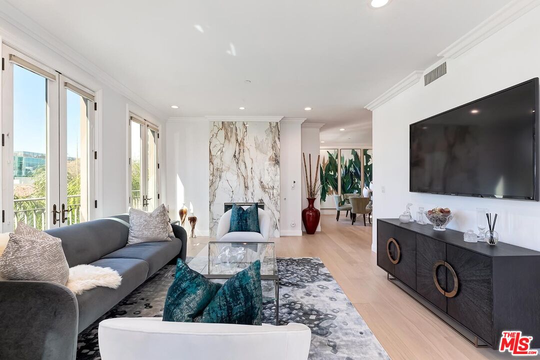132 S Crescent Dr Unit: 301, Beverly Hills