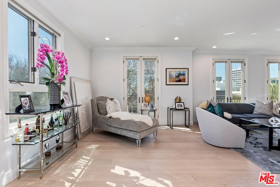 132 S Crescent Dr Unit: 301, Beverly Hills