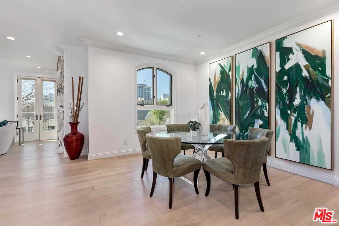 132 S Crescent Dr Unit: 301, Beverly Hills