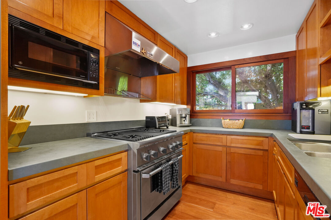 1366 Palisades Beach Rd, Santa Monica