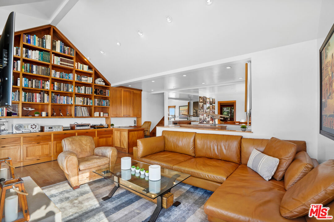 1366 Palisades Beach Rd, Santa Monica