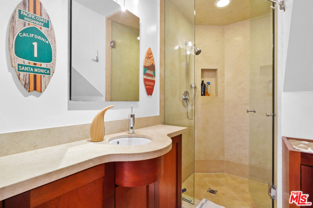 1366 Palisades Beach Rd, Santa Monica
