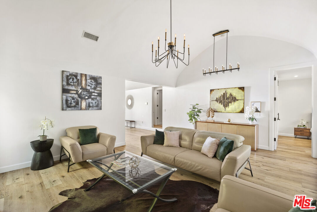8700 Dorrington Ave, West Hollywood