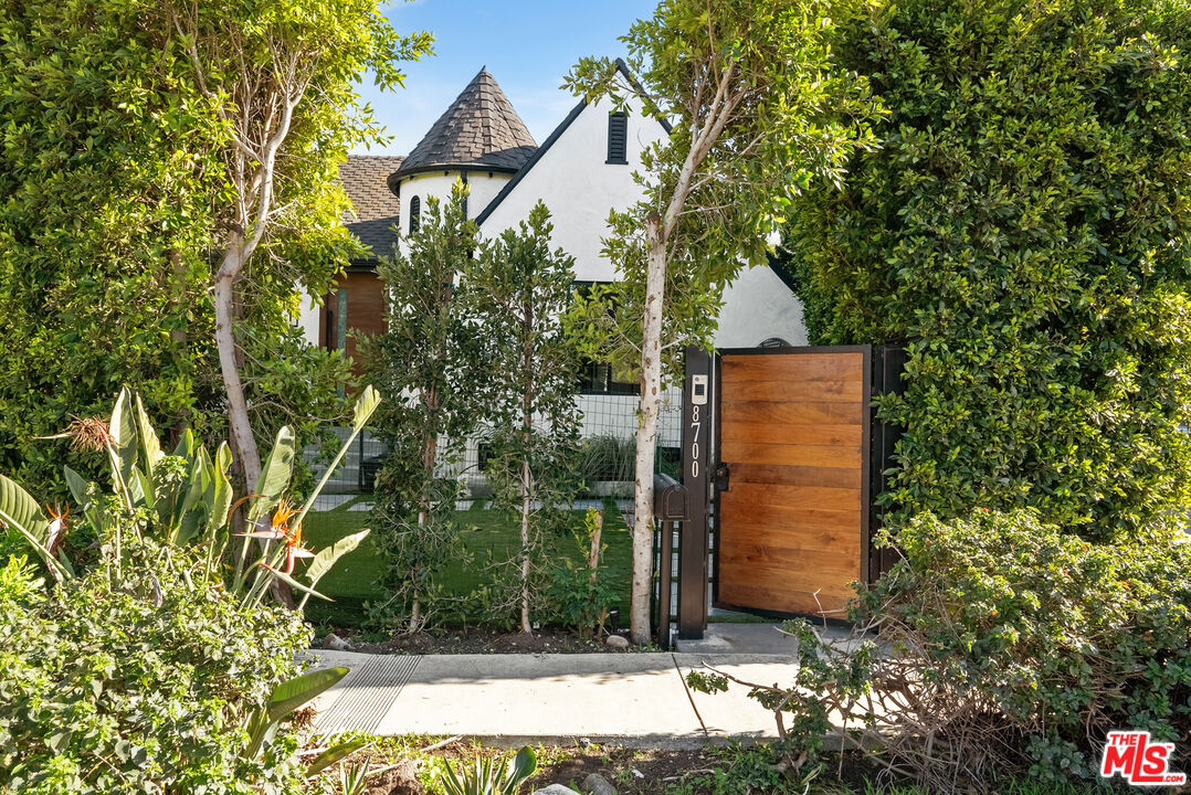 8700 Dorrington Ave, West Hollywood