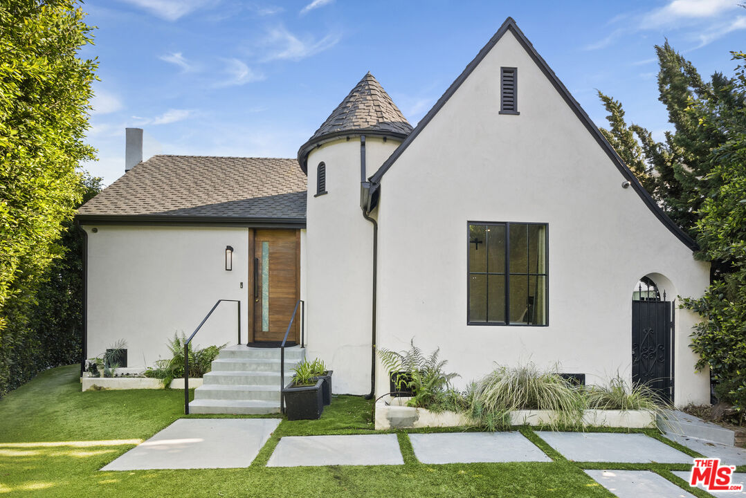 8700 Dorrington Ave, West Hollywood