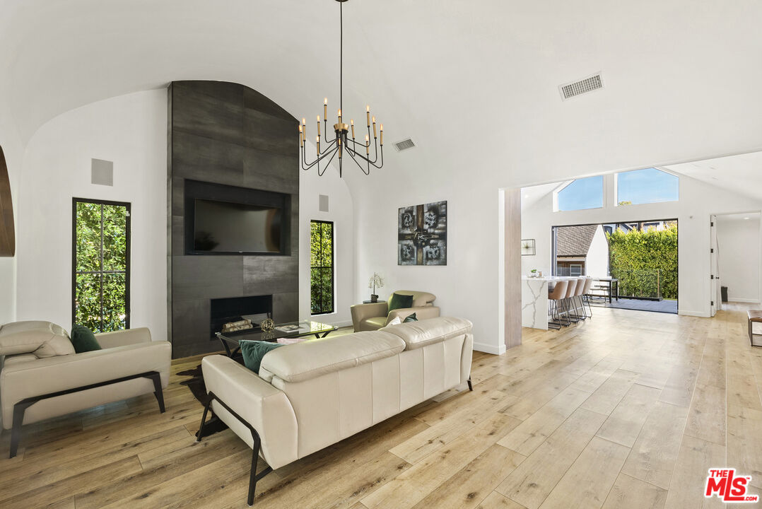 8700 Dorrington Ave, West Hollywood