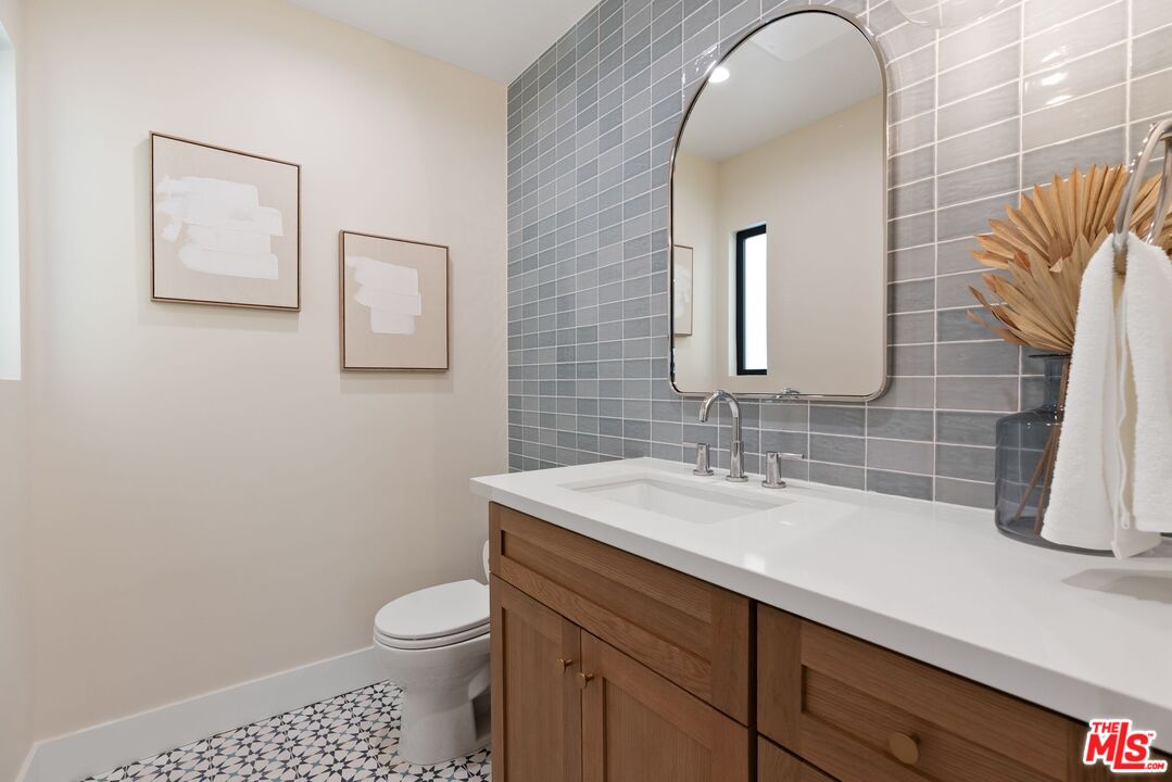 10001 Sundial Ln, Beverly Hills