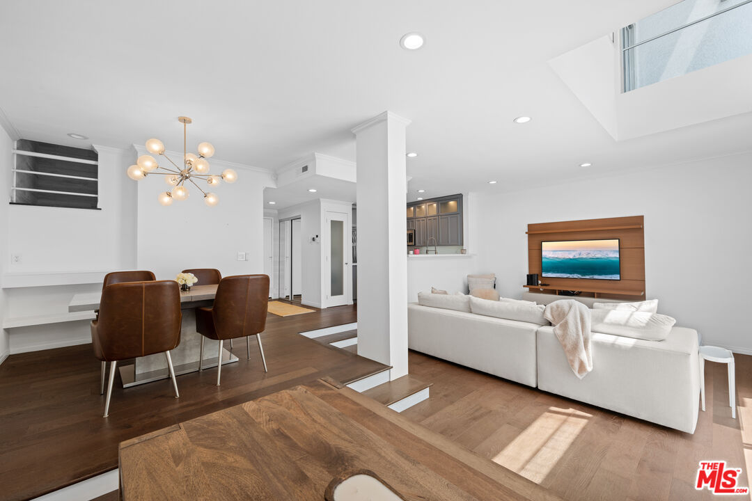 520 S Barrington Ave Unit: 108