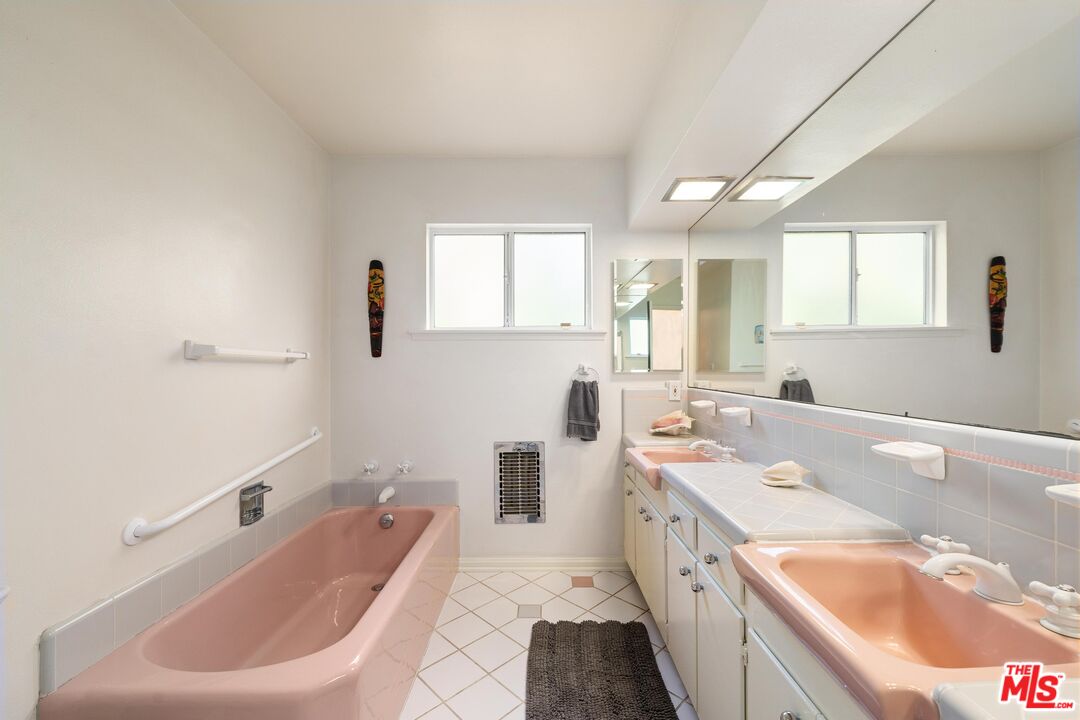 3634 Woodcliff Rd, Sherman Oaks
