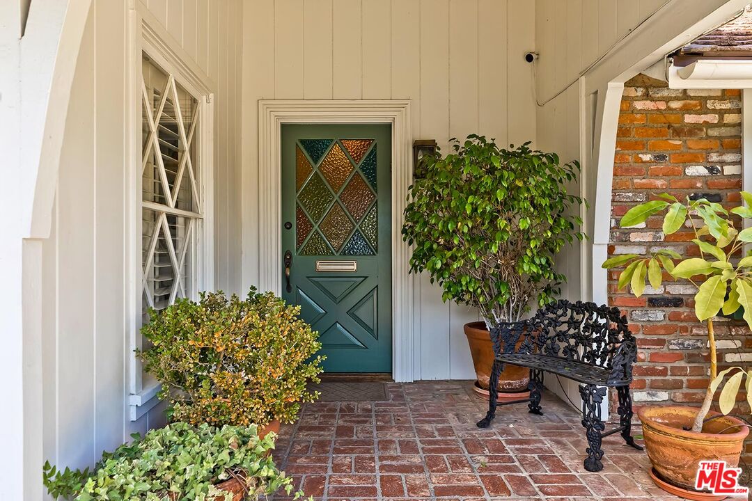 17647 Tarzana St, Encino