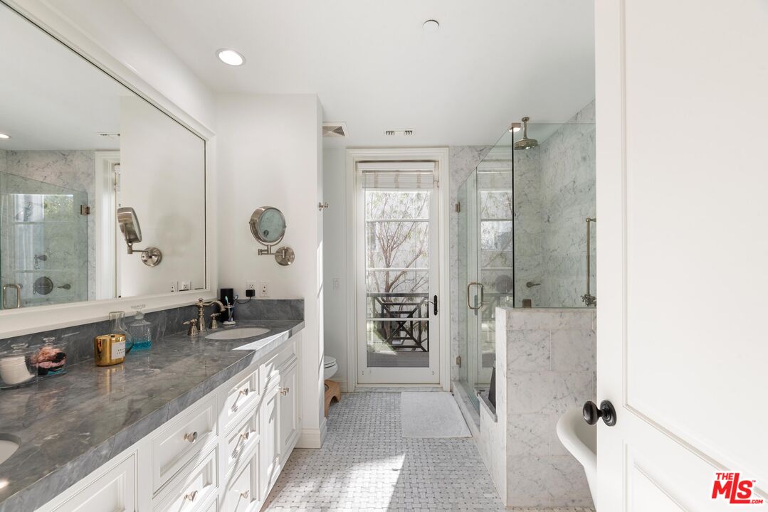 939 20th St Unit: 1