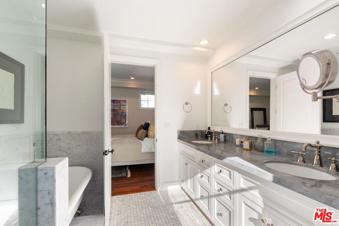 939 20th St Unit: 1