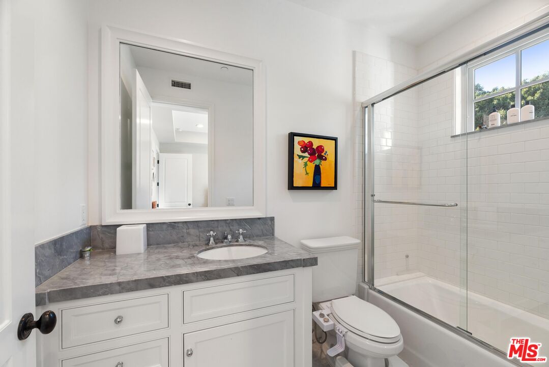 939 20th St Unit: 1