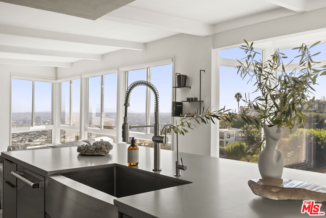 8460 Franklin Ave, hollywood hills