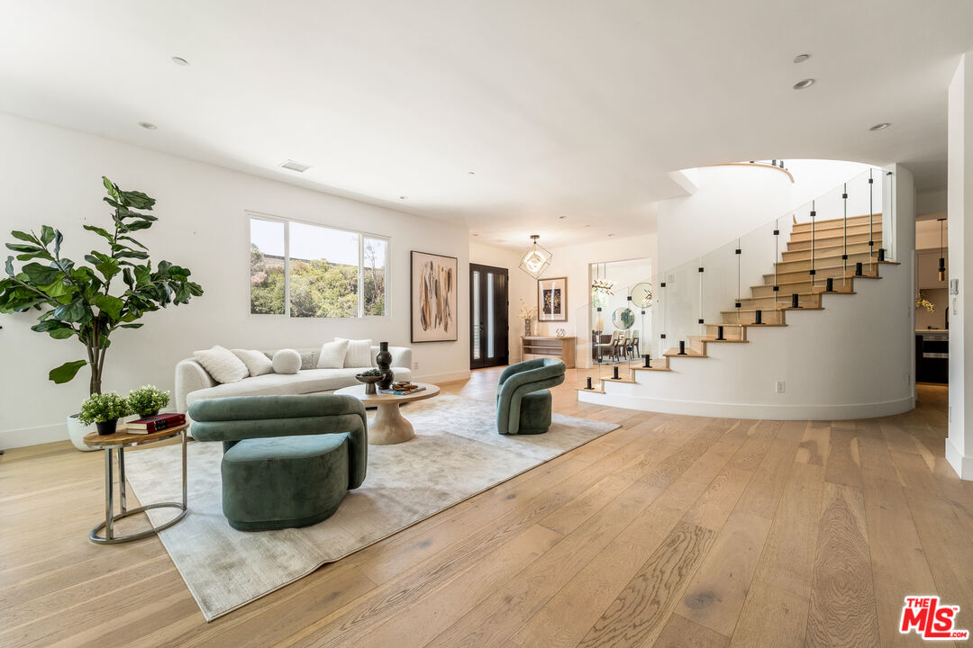 350 Mount Carmel Dr, Glendale
