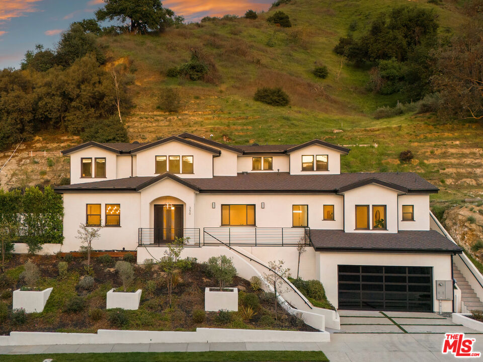 350 Mount Carmel Dr, Glendale