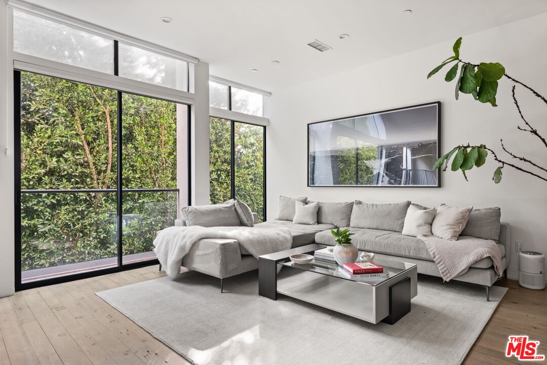 1130 N Ogden Dr, West Hollywood