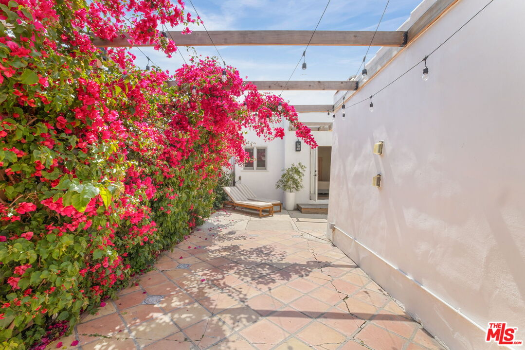 6277 Commodore Sloat Dr, Miracle Mile